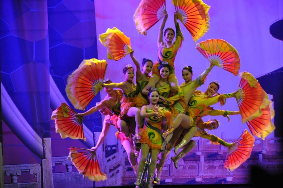 Beijing: Acrobatic Show with Peking Duck Dinner Private Tour - Red Theater show, 4 hours total, and the flow you will appreciate