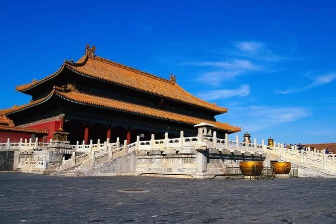 Beijing Historic City Guided Walking Tour + Calligraphy Creation - Stop 3: Liulichang Street, antiques and art shops, plus calligraphy creation