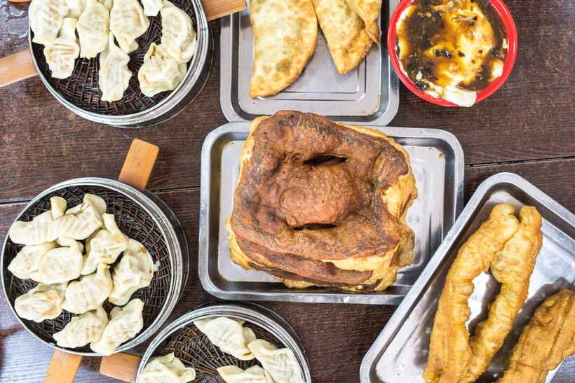 Beijing: Hutong Breakfast Food Tour - Food Quantity and Variety: 12+ Dishes, 6+ Stops, Unlimited Drinks