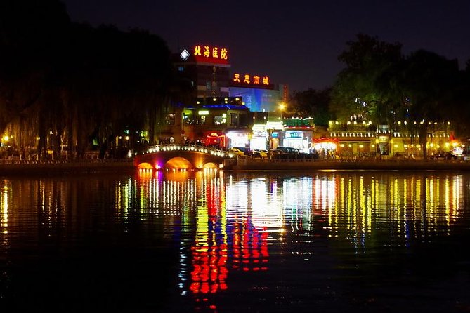 Beijing Imperial Dining Experience at Bai Jia Da Yuan Restaurant with Houhai Lake Bar Tour - The 7pm performance moment: opera cameos, tea, and short-form show energy