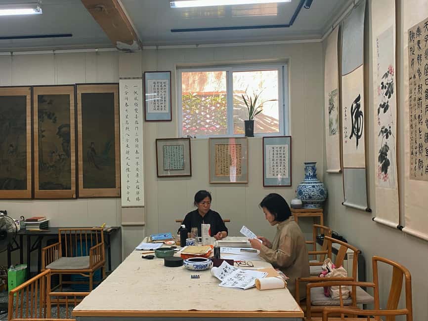 Beijing liulichang : Learn Calligraphy orCarving from Master - Inside the studio: how the master teaching actually works