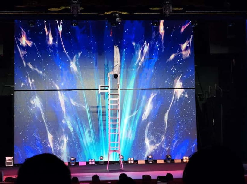 Beijing: Qinle Palace Acrobatics Show Ticket - Getting ready for the show: what the stage is doing before you even clap