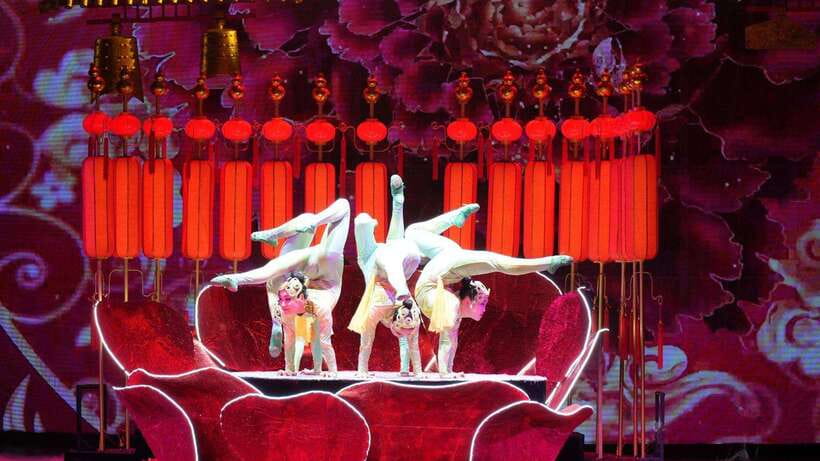 Beijing: Red Theatre Acrobatics Show Ticket-Local Must-See - Jiu-jitsu in the middle of acrobatics: softness, fitness, and grip work