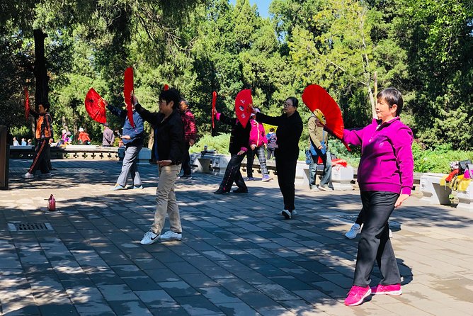 Jingshan Park Tour - Yandai Xie Street: Courtyards and a Jade River Walk