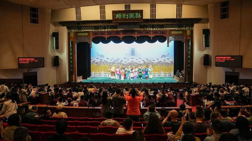 Liyuan Theater Beijing Opera Show Tickets - What you will see: makeup, costumes, symbolic characters, and live orchestra