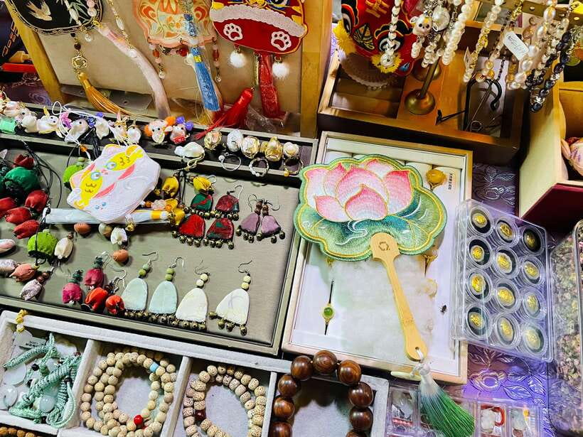 Night Market Haggling Adventure with an English Guide! - Should you book this Panjiayuan Night Market haggling adventure?