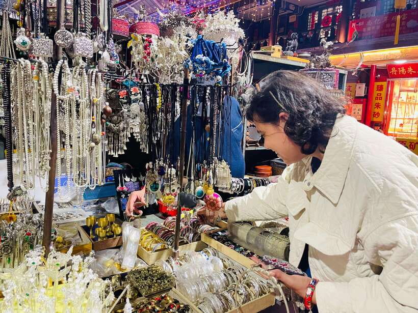 Night Market Haggling Adventure with an English Guide! - Your 3 to 3.5 hour plan: browse first, snack mid-tour, bargain again