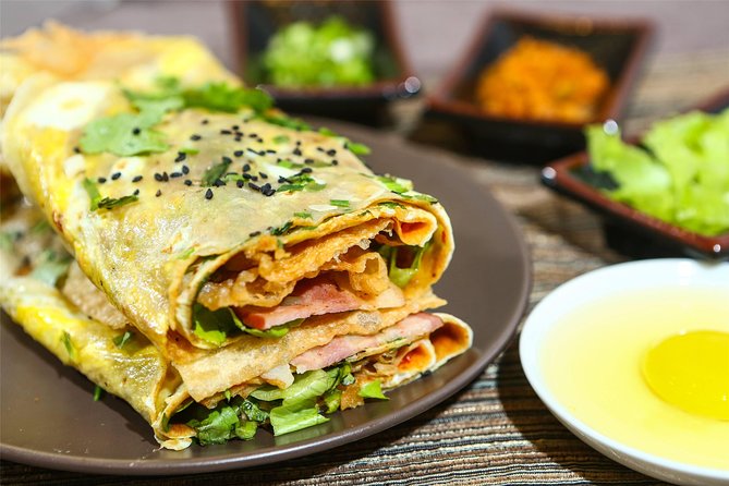 Peking Duck & Beyond:Exploring the Best Eats in Beijing's Hutongs - The first stop in Dongsi Hutong: narrow lanes, courtyard atmosphere, easy food momentum