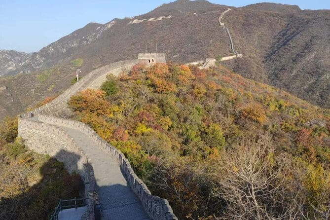 Private Badaling Great Wall Night Tour with English Driver - Entering Badaling before the lights: what you’ll notice first