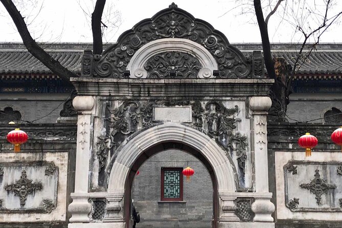 Private Hutong Tour: Prince Gong's Palace, Drum & Bell Tower - Shichahai hutongs and the three-lake walk
